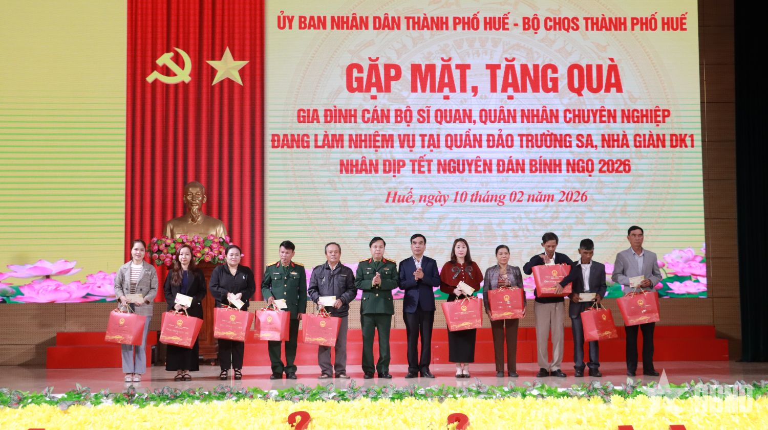 Bộ CHQS TP Huế tặng quà gia đình cán bộ sĩ quan, QNCN làm nhiệm vụ tại Trường Sa, Nhà giàn DK1
